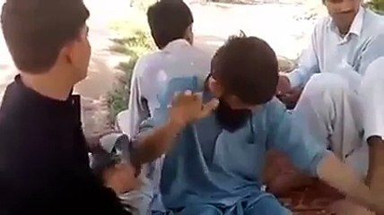 Télécharger la video: Funny pathan singing urdu song, pashto funny drama, pashto tapay, tang takor rabab mangay, punjabi mujra, punjabi girls dance, local gilrs dance,