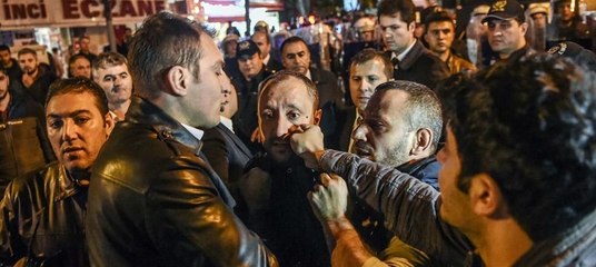 Kanaltürk önünde basın mensuplarına polis müdahalesi