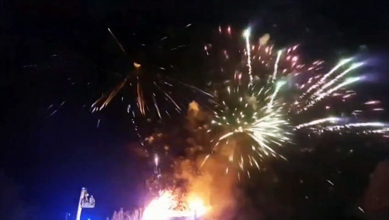 Une maison en feu provoque un spectaculaire feu d’artifice