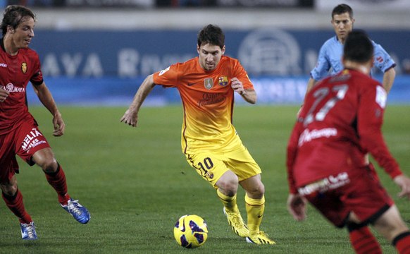 CRISTIANO RONALDO UEFA CHAMPIONS LEAGUE MEJORES JUGADAS Cristiano Ronaldo Skills Portugal (Virtual Riot) SkillTwins CRAZY Nutmeg⁄Panna Skill vs. Football Professional Player! ★Cristiano Ronaldo