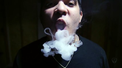 Ce que cet homme sait faire avec un vapoteur va vous laisser sur le cul !