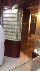 Tải video: Les Saoudiens ne sont pas habitués à la pluie... Grosse gamelle