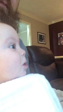 Ce bébé essaie de hurler comme ses 2 chiens. Trop mignon!