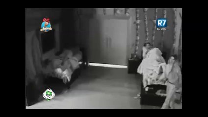 Deitados Douglas tira a cueca e Rayanne o sutiã em  "A Fazenda 8"