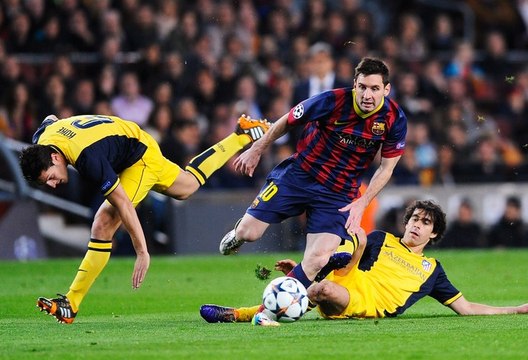 Cristiano Ronaldo Outstanding Skills ~ SkillTwins CRAZY Nutmeg⁄Panna Skill vs. Football Professional Player! ★Cristiano Ronaldo - The Gold Man - Skills,Passes and Goals