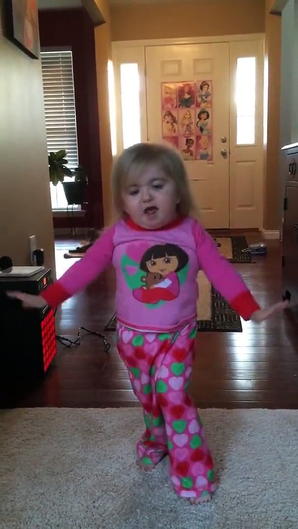 Elle Connait La Chore Et Les Paroles Par Coeur Petite Fille Adorable Qui Danse Sur Du Taylor Swift Video Dailymotion