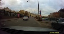 Road rage en mode russe - un gars défonce le pare-brise avec un club de golf