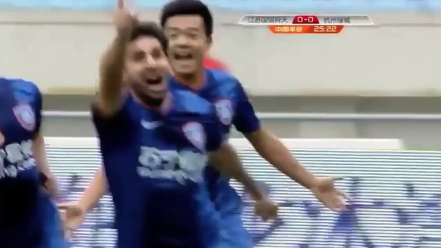 Il réussit un retourné acrobatique de folie