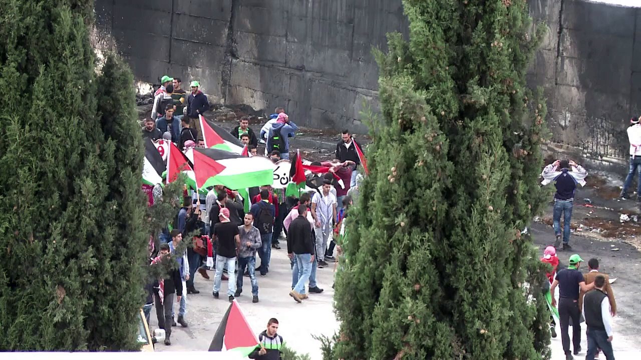 Protesters pull at W.Bank-Jerusalem barrier