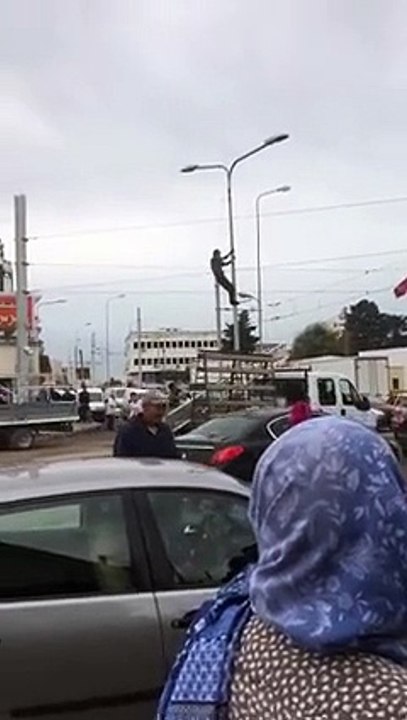 عاجل : أول فيديو من عين المكان لحادث إنتحار شاب في اريانة :o !! تفرجوا