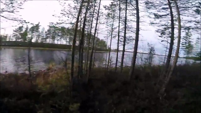 Un chasseur saute dans une rivière gelée pour sauver son chien en train de se noyer