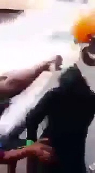 دیکھیںان بے غیرتوںنےحجاب والی لڑکی کا کیاحال کیا