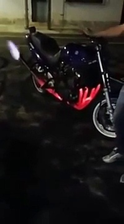 Ce motard crame sa moto en faisant le kéké et en accelerant comme un fou