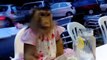 Un singe habillé mange au restaurant... Oui c'est possible