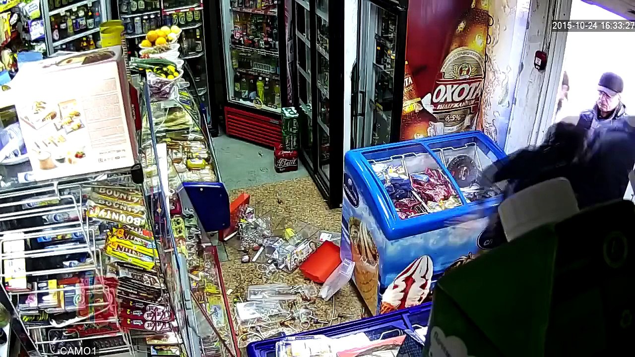 Красноярцы заперли в павильоне вооруженного грабителя
