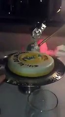 Sorprenden a Ronaldinho con una tarta de Real Madrid