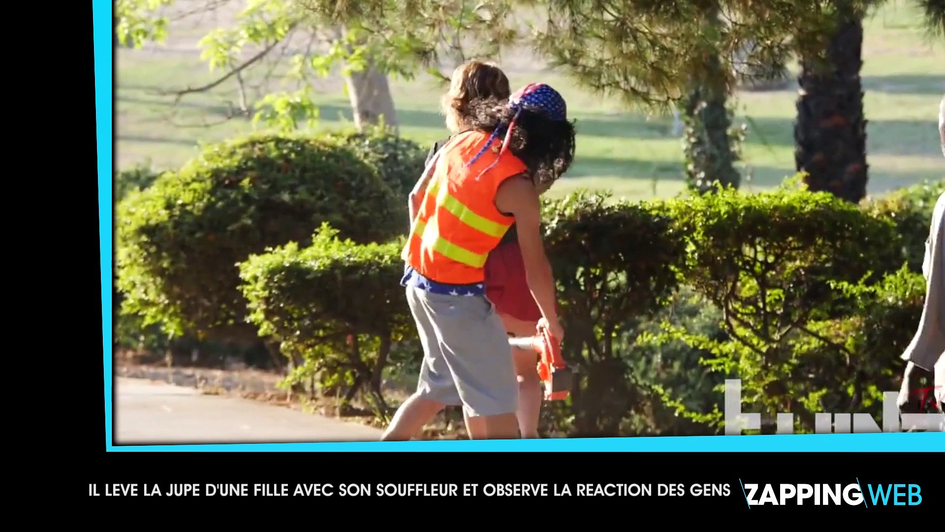 Il lève la jupe d'une femme avec son souffleur et observe la réaction des  passants - Vidéo Dailymotion