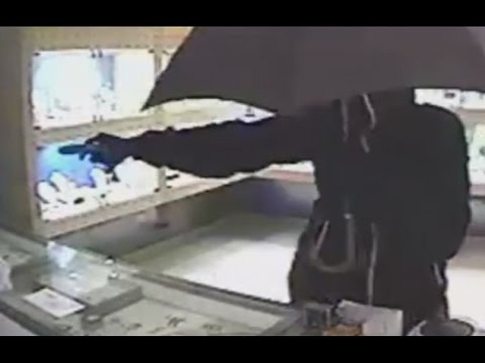 Molfetta (BA) - Si finge cliente e aiuta complici a rapinare un Compro Oro (29.10.15)