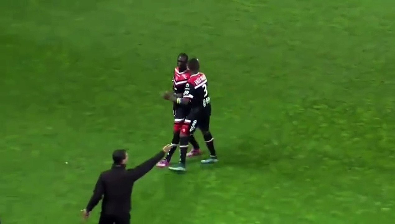 Quand tu ne veux pas sortir du terrain.... tu te bats avec tes potes