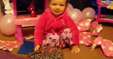 NUEVO! Kids react to presents and gifts - Fail compilation zxvf