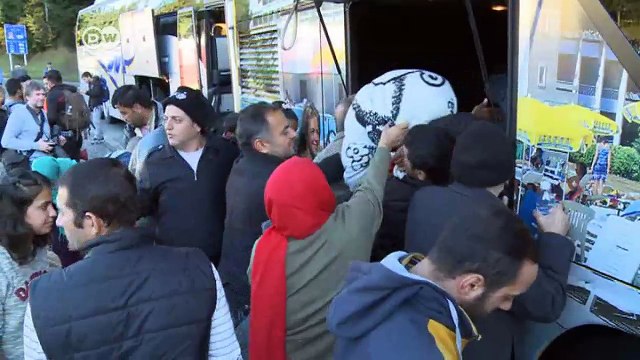 Tausende Flüchtlinge an deutscher Grenze | DW Nachrichten