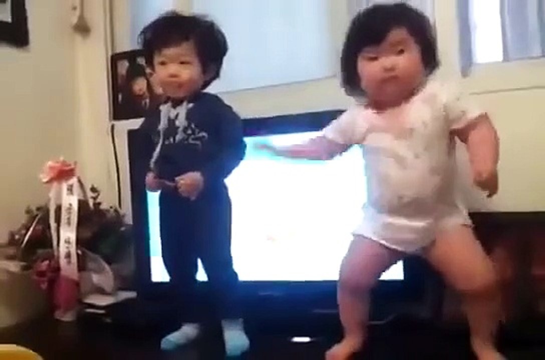 Adorably chubby babies dance to K pop - Sweet Babies