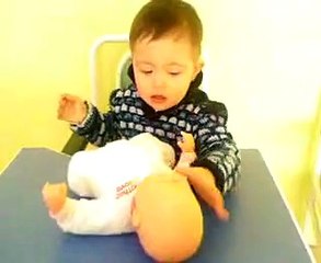 Down Sendromlu Bir Bebeğin Ağlayan Bir Bebeğe Yaptıkları