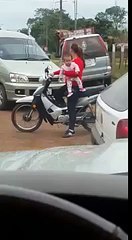Mère indigne chute avec son bébé en moto !
