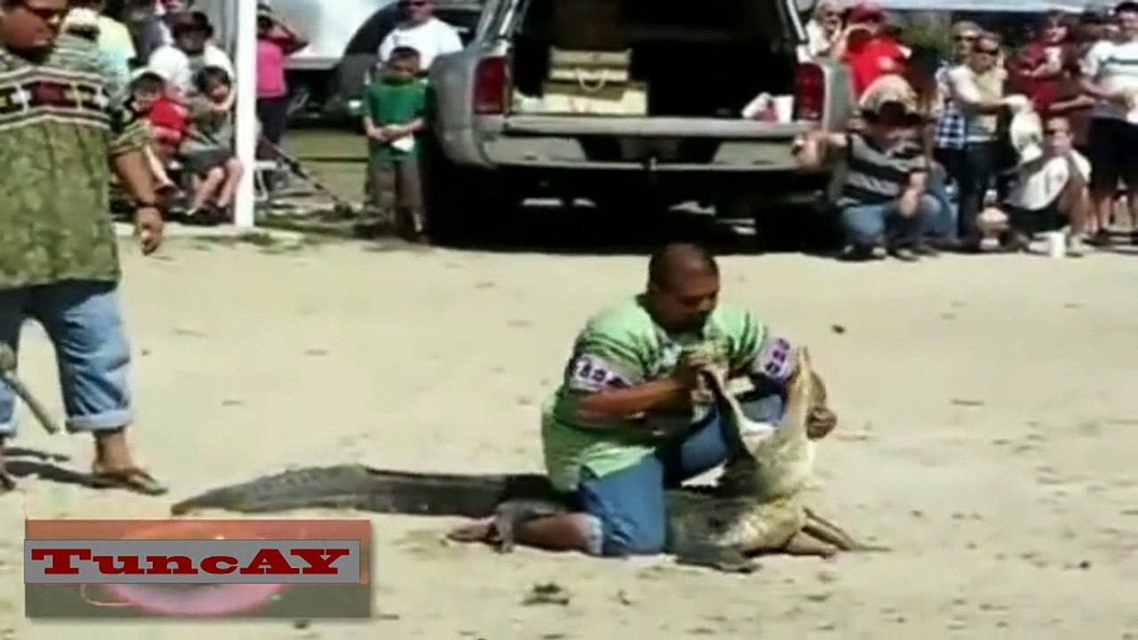 Timsah Adamın kafasını ısırıyor