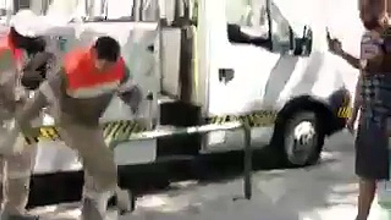 Anh lính cứu hỏa tâng mũ như siêu sao bóng đá