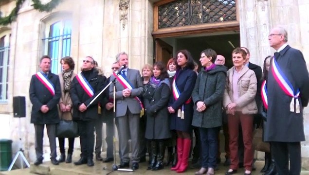 Rester debout : hommage aux victimes des attentats à Auxerre