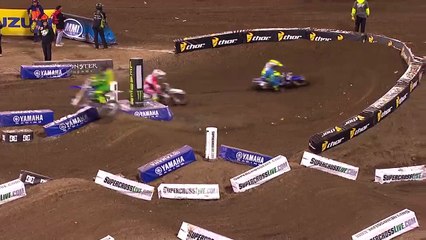 Motocross : deux motards se battent en pleine course !