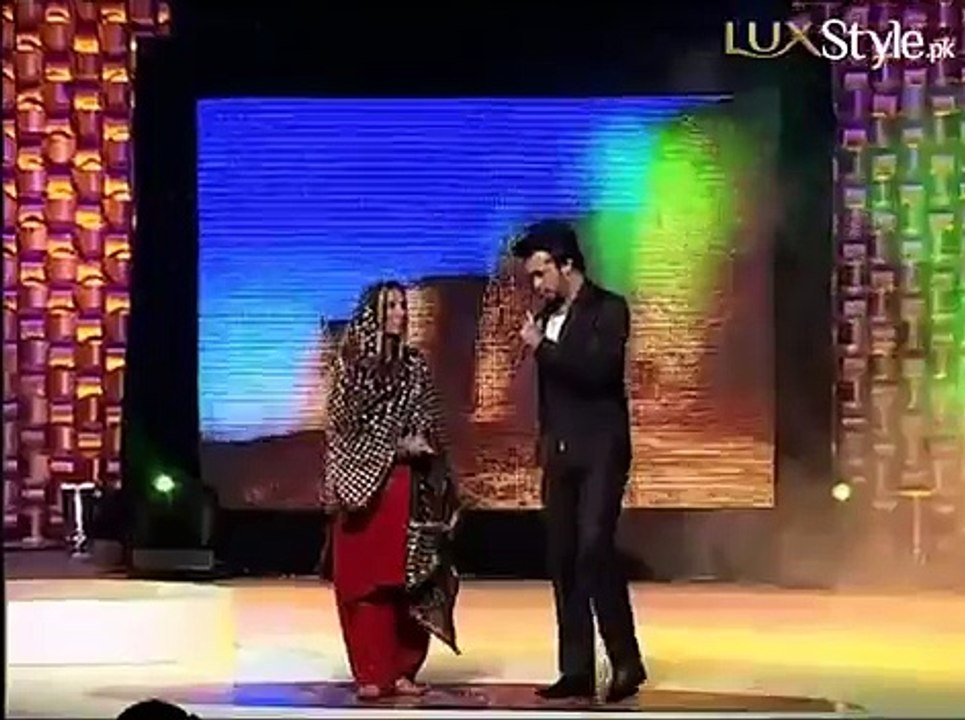 Atif Aslam pays tribute to Reshma G in Lux Syle Awards | Lambi Judai