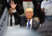 Trump Başörtülü Kadını Salondan Attırdı