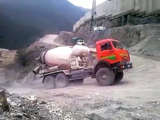 Водителю бетономешалки пора менять подгузник!