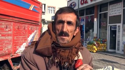 Maydanoz Satarak 5 Çocuğa Bakıyor