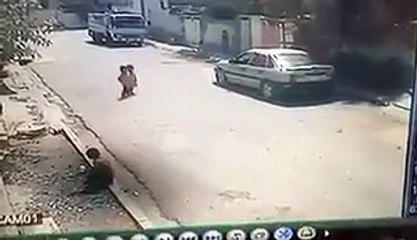 محاولة اختطاف طفل من امام منزله. يرجى الحذر على اطفالكم . ساهم بنشر الفديو للتحذير