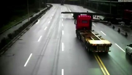 Un conducteur croit pouvoir passer sous une remorque de camion..