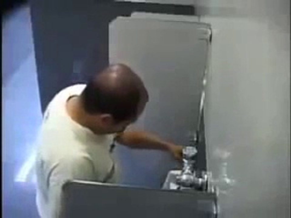 Erkekler Tuvaletine Sarışın Bayan Girerse Ne olur