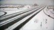 Magnifique chouette des neige filmée par une caméra de surveillance d'autoroute au canada