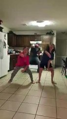 un père s'incruste dans la vidéo de danse de ses filles