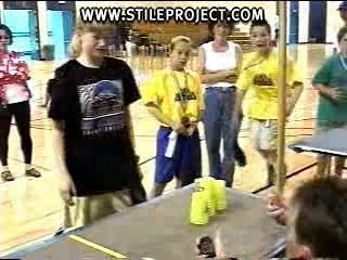 Jongler avec les gobelets