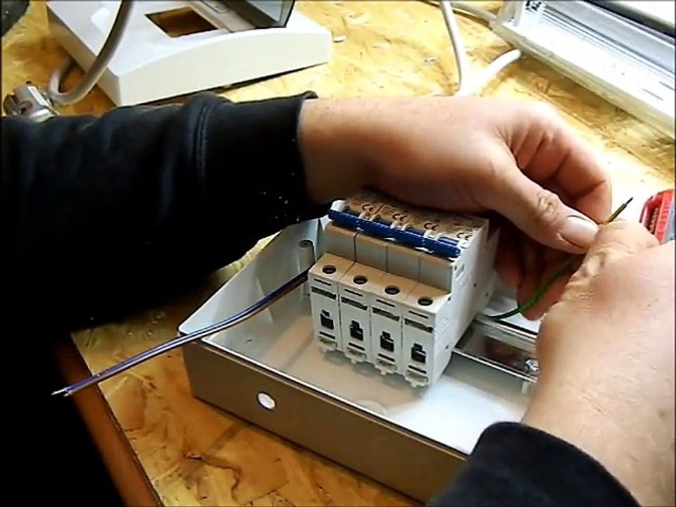 UNTERVERTEILER AP FEUCHTRAUM VERDRAHTEN INSTALLIEREN