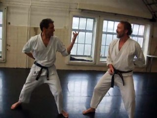 Jiu kumité avec une seule main.