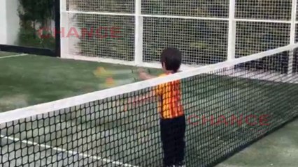 Piqué muestra las dotes con la raqueta de Milan