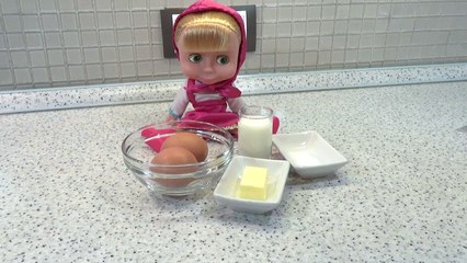 Маша из мультфильма Маша и Медведь готовит настоящий завтрак для Миши. Masha and the Bear