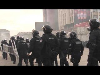 Prishtina në tym e flakë, protestuesit përleshen me policinë, molotov drejt kryeministrisë- Ora News