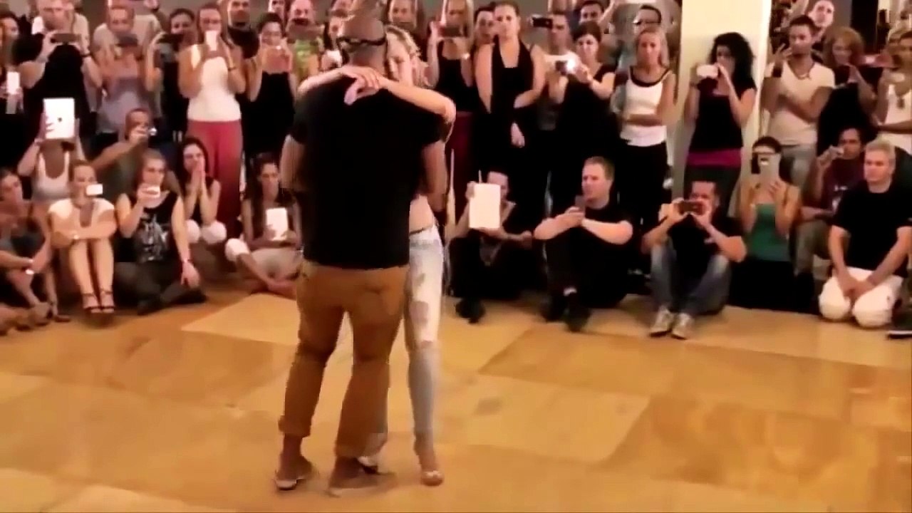 BAILE DE BACHATA HOT
