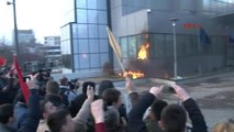 Kosova?da Muhalifler Kosova Başbakanlık Binasını Ateşe Verdi