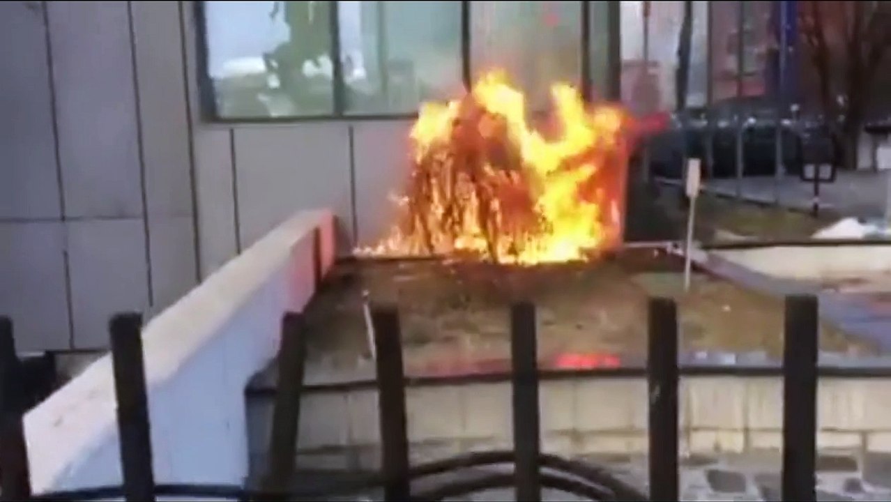 Protestuesit ia vënë flakën Qeverisë
